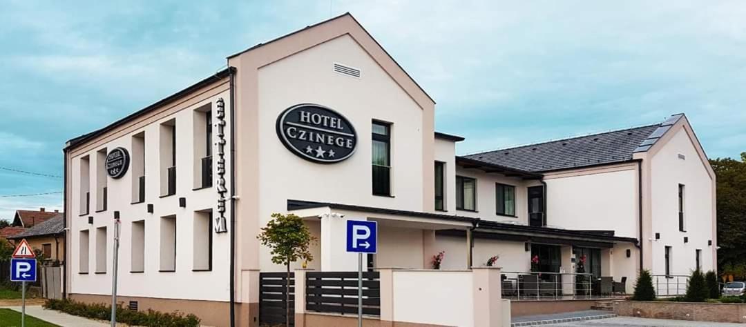 Hotel Czinege & Etterem Koka Eksteriør billede